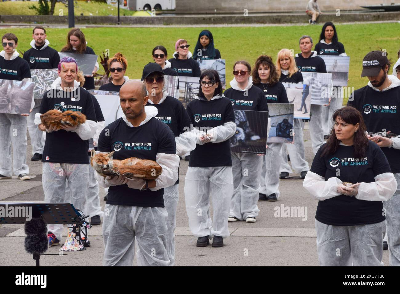 Londres, Angleterre, Royaume-Uni. 7 juillet 2024. Les actrices des droits des animaux se réunissent à Marble Arch avec des photos d'animaux exploités et de vrais animaux morts pendant le mémorial We Stand for the Animals. L'événement annuel est un mémorial pour les milliards d'animaux tués, maltraités et exploités par les humains pour la nourriture, la mode, la chasse, les zoos, les expériences, et tous les autres domaines de l'activité humaine. Crédit : ZUMA Press, Inc/Alamy Live News Banque D'Images