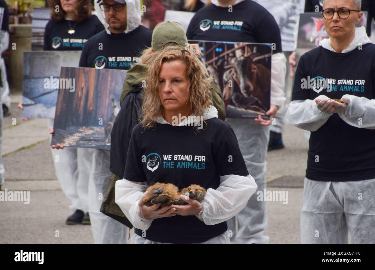 Londres, Angleterre, Royaume-Uni. 7 juillet 2024. Les actrices des droits des animaux se réunissent à Marble Arch avec des photos d'animaux exploités et de vrais animaux morts pendant le mémorial We Stand for the Animals. L'événement annuel est un mémorial pour les milliards d'animaux tués, maltraités et exploités par les humains pour la nourriture, la mode, la chasse, les zoos, les expériences, et tous les autres domaines de l'activité humaine. Crédit : ZUMA Press, Inc/Alamy Live News Banque D'Images