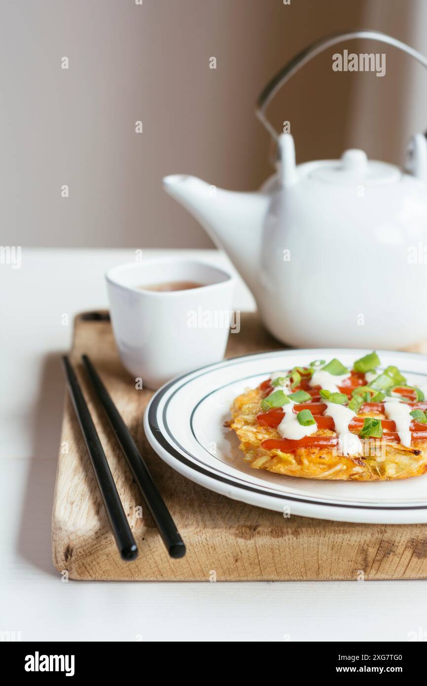Okonomiyaki - crêpes au chou japonais faites maison Banque D'Images