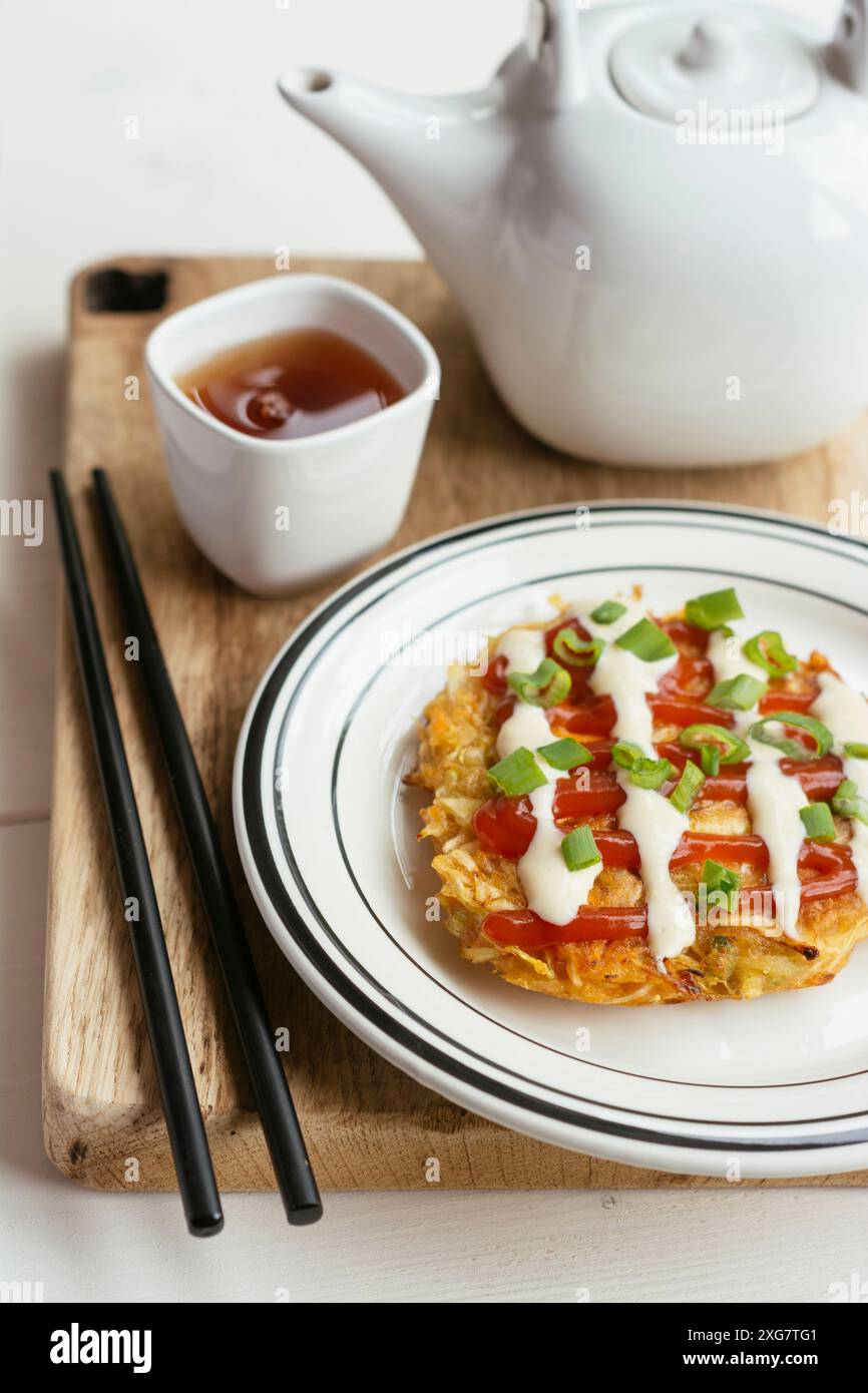 Okonomiyaki - crêpes au chou japonais faites maison Banque D'Images