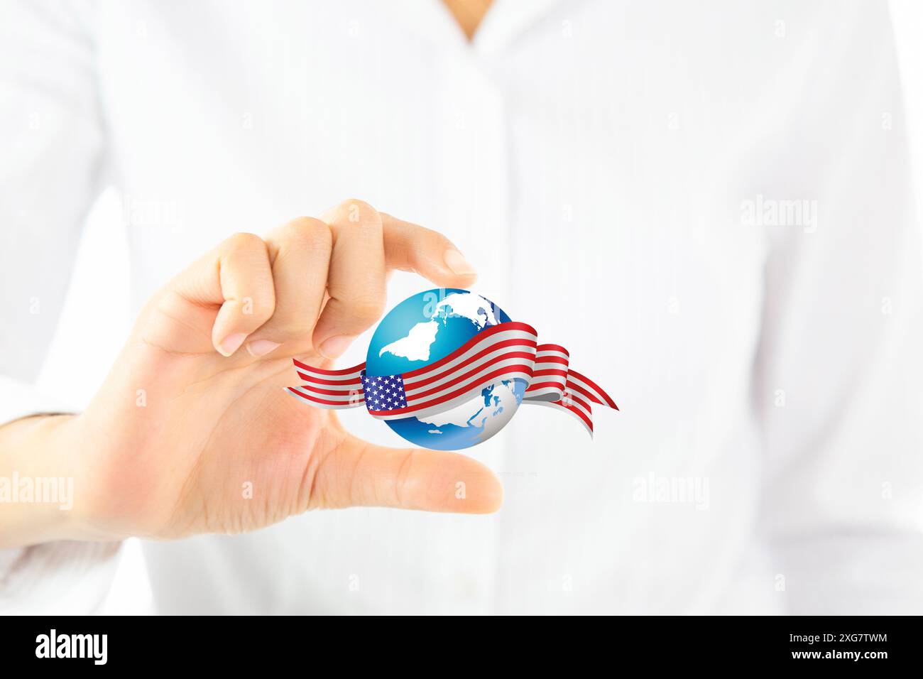 Une main tenant un globe avec un ruban rouge autour. États-Unis drapeau forme mondiale et femme d'affaires Banque D'Images