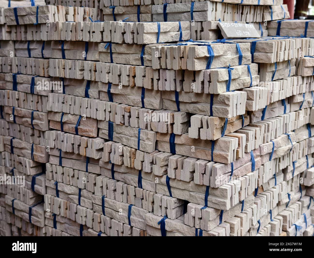 Pile de briques attachée avec des cordes pour la construction et le bâtiment Banque D'Images