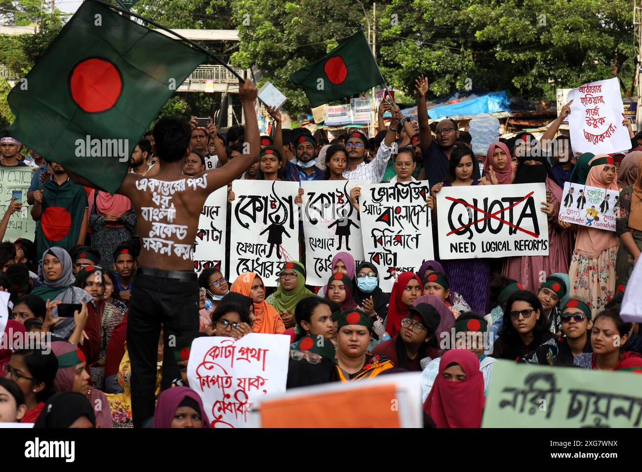 7 juillet 2024, Dhaka, Dhaka, Bangladesh : des milliers d'étudiants se sont rassemblés à Dhaka, Bangladesh et ont organisé une manifestation avec des pancartes exigeant l'abolition du système de quotas dans les emplois gouvernementaux. Dans ce mouvement en cours, les étudiants de toutes les universités du pays, y compris l'Université de Dhaka, mènent le mouvement dans leurs districts respectifs. Actuellement, un quota de 56 % est maintenu dans tous les emplois gouvernementaux de catégorie I et II et un quota de 44 % est fondé sur le mérite. Ce quota de 56% comprend 30% pour les membres de la famille des combattants de la liberté. Quota de district de 10 %, quota de femmes de 10 %, quota tribal de 5 % et quota d'handicapés de 1 %. Th Banque D'Images