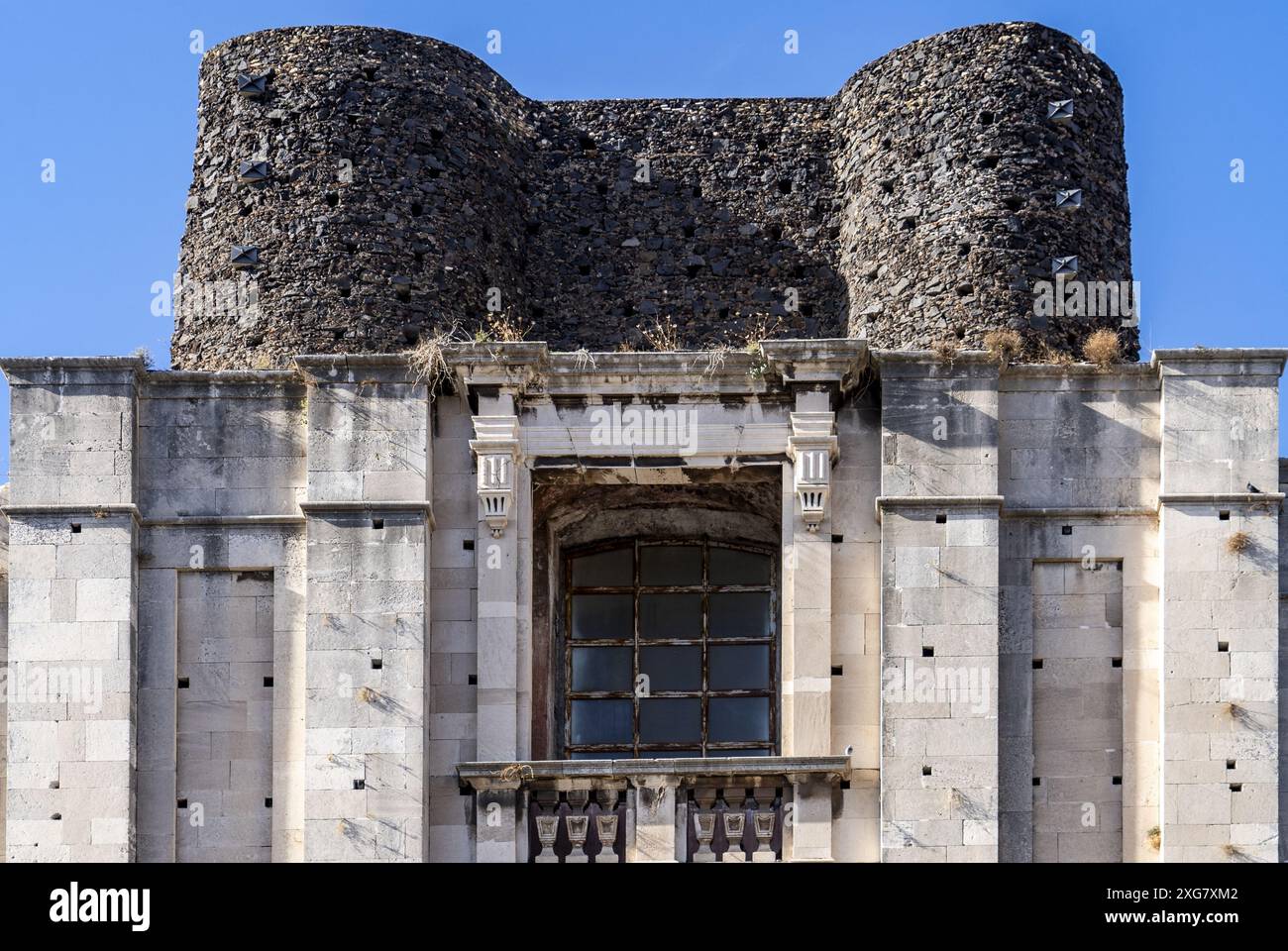 Le sommet de l'église de San Nicolò l'Arena, avec ses tours et sa fenêtre centrale Banque D'Images