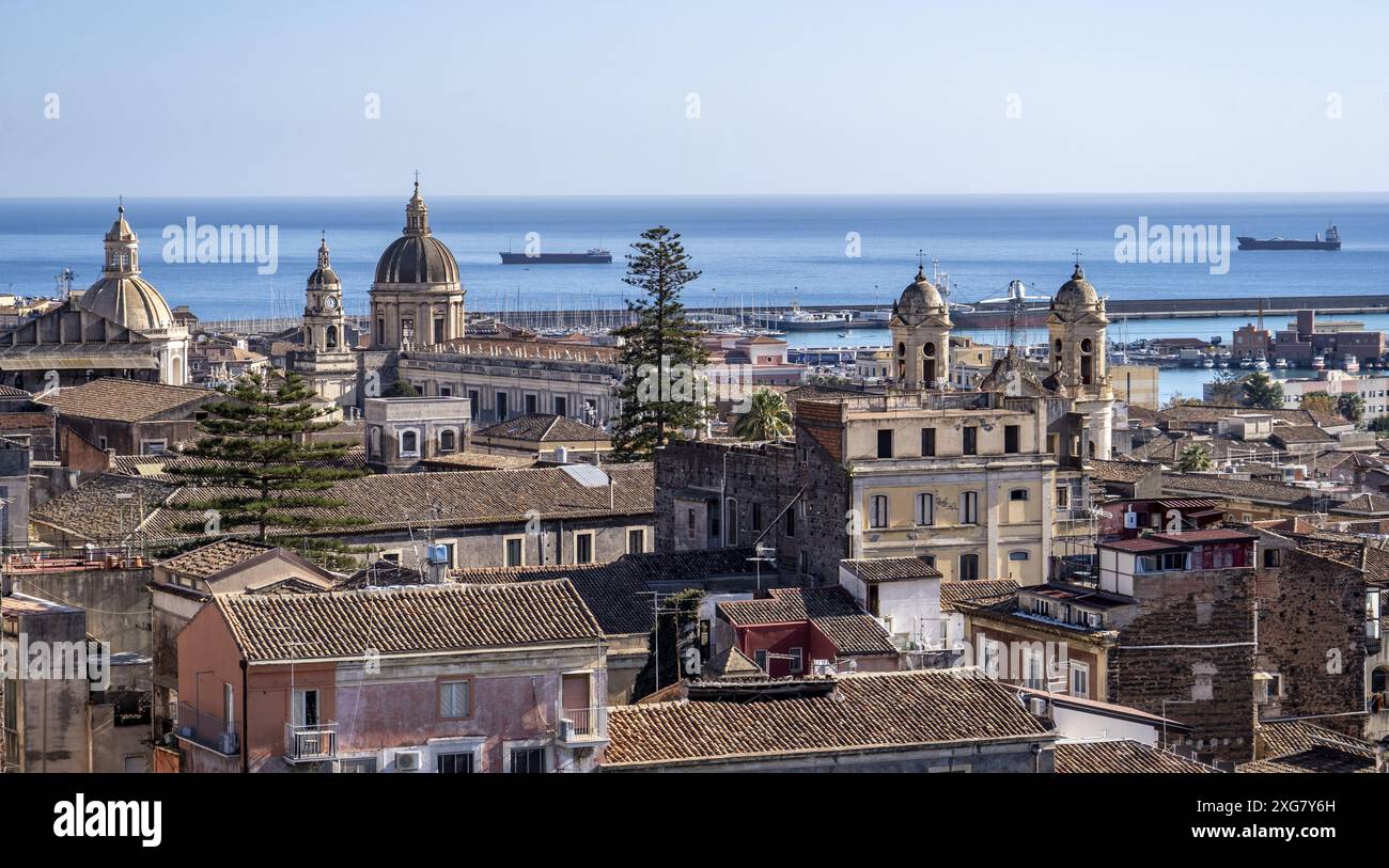 Le port de Catane, les églises et les toits par une journée ensoleillée comme vu du Monastero dei Benedettini di San Nicolò Banque D'Images