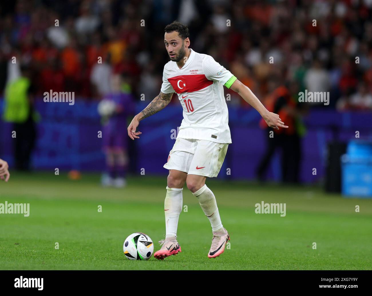 BERLIN, ALLEMAGNE - 06 JUILLET : Hakan Calhanoglu de Turkiye lors du match de quart de finale de l'UEFA EURO 2024 entre les pays-Bas et TŸrkiye à l'Olympiastadion le 06 juillet 2024 à Berlin, Allemagne. © diebilderwelt / Alamy Stock Banque D'Images