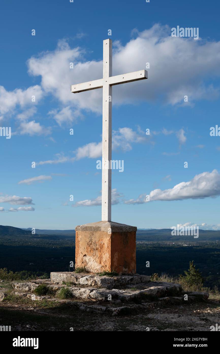 La croix devant la chapelle Probace devant un ciel bleu aux nuages blancs, située à Tourves, Var, France Banque D'Images