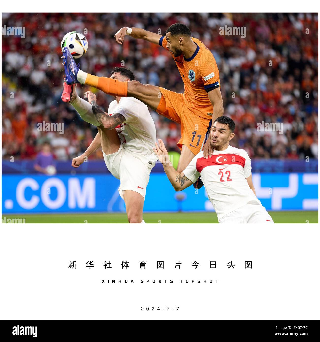 (240707) -- PÉKIN, 7 juillet 2024 (Xinhua) -- Cody Gakpo (C), des pays-Bas, affronte Samet Akaydin (G) et Kaan Ayhan lors du match de quart de finale de l'UEFA Euro 2024 opposant les pays-Bas et T¨¹rkiye à Berlin, en Allemagne, le 6 juillet 2024. (Xinhua/Meng Dingbo) Banque D'Images