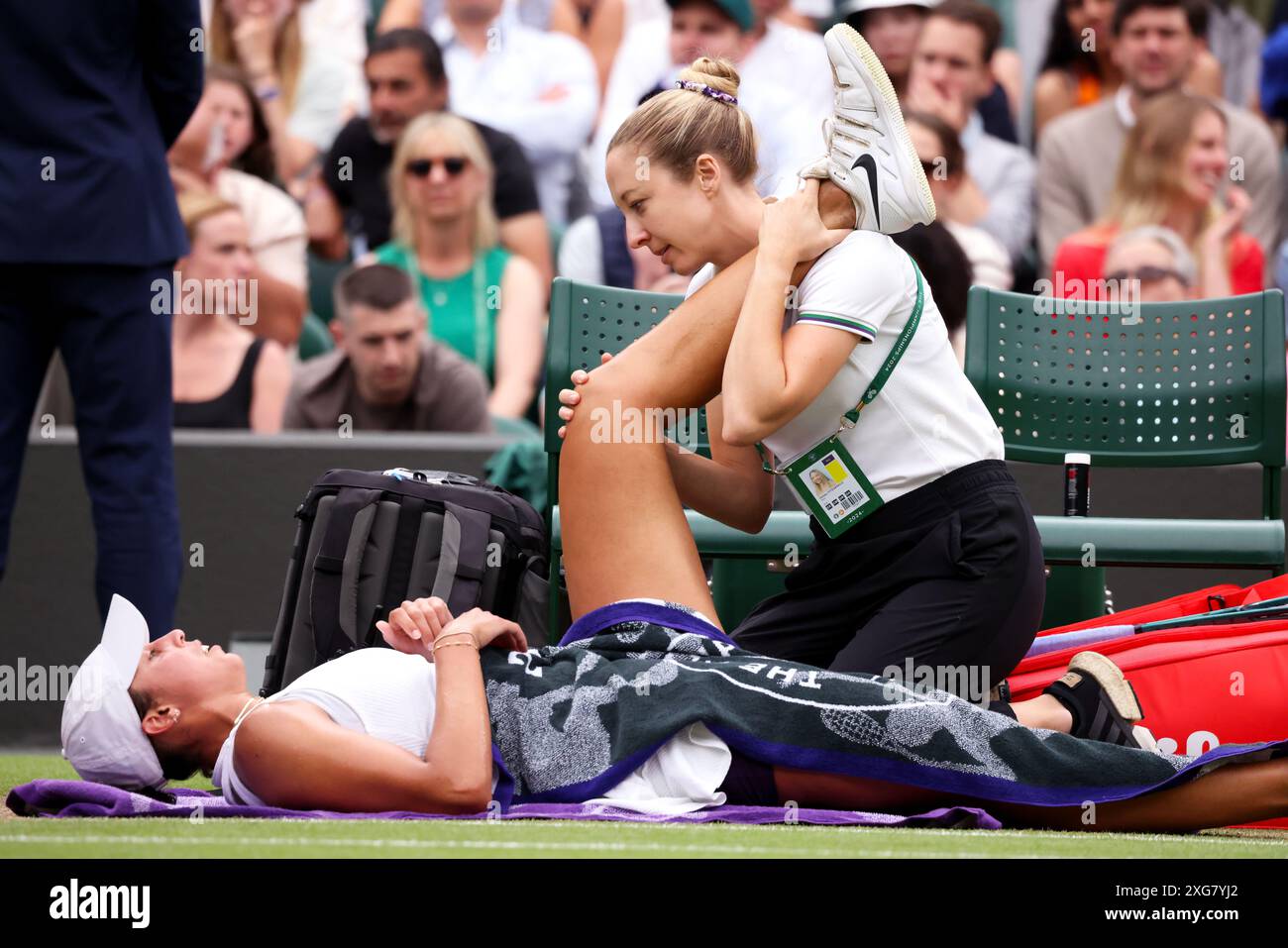 Wimbledon, Londres, Royaume-Uni. 07 juillet 2024. Madison Keys, des États-Unis, reçoit un traitement pour sa jambe lors de la troisième manche de son match contre Jasmine Paolini, d’Italie, à Wimbledon aujourd’hui. Les clés ont dû se retirer du match en raison d'une blessure. Crédit : Adam Stoltman/Alamy Live News Banque D'Images