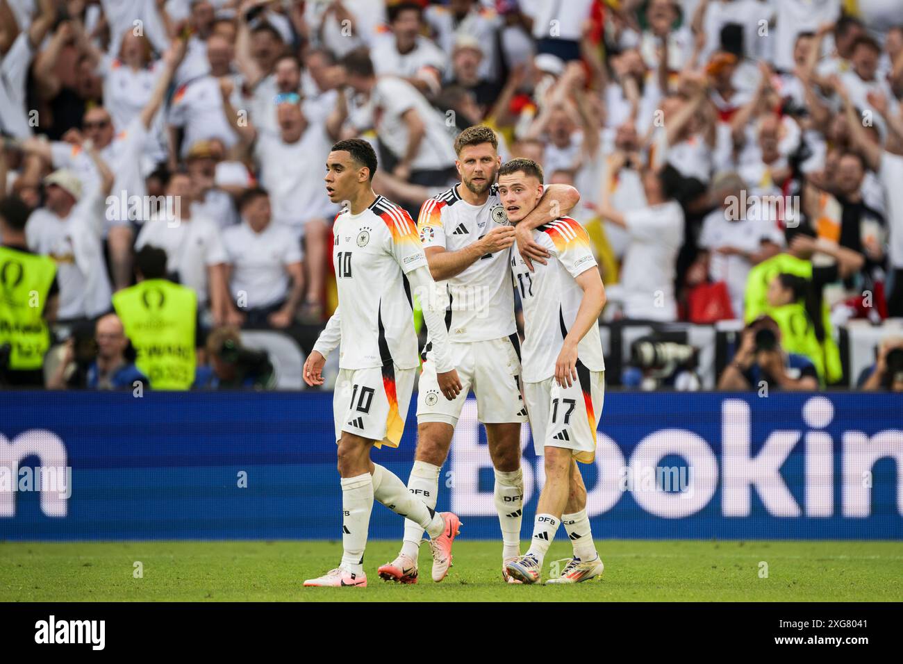 Stuttgart, Allemagne. 5 juillet 2024. Florian Wirtz, d’Allemagne, célèbre avec Niclas Fullkrug et Benjamin Henrichs, d’Allemagne, après avoir marqué un but lors du match de quart de finale de l’UEFA EURO 2024 entre l’Espagne et l’Allemagne. Crédit : Nicolò Campo/Alamy Live News Banque D'Images