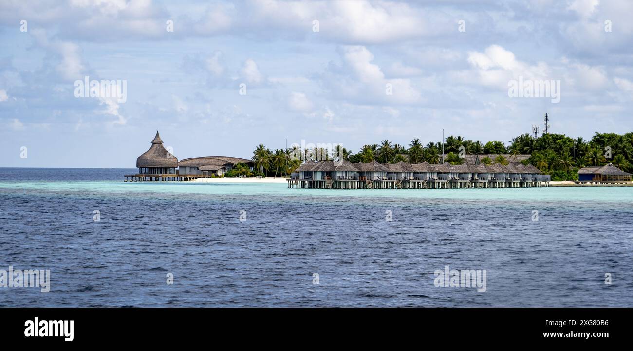 Une station balnéaire aux Maldives vue de l'océan pendant la journée Banque D'Images