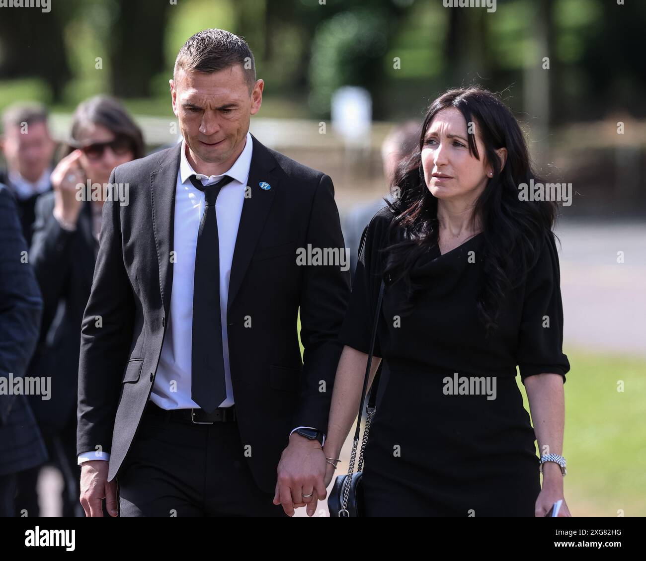 Pontefract, Royaume-Uni. 07 juillet 2024. Kevin Sinfield son épouse Jayne Sinfield quitte le crématorium de Pontefract après les funérailles de Rob CBE Burrow au crématorium de Pontefract, Pontefract, Royaume-Uni, le 7 juillet 2024 (photo Mark Cosgrove/News images) à Pontefract, Royaume-Uni, le 7/7/2024. (Photo de Mark Cosgrove/News images/SIPA USA) crédit : SIPA USA/Alamy Live News Banque D'Images