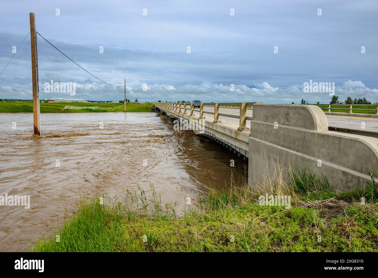 La montée des eaux de crue de la rivière Highwood menace un pont sur la route 2 dans le sud de l'Alberta en juin 2013. Banque D'Images