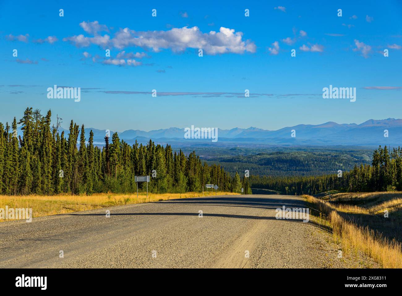 Direction nord sur la Robert Campbell Highway (route 4) dans le territoire canadien du Yukon. Banque D'Images