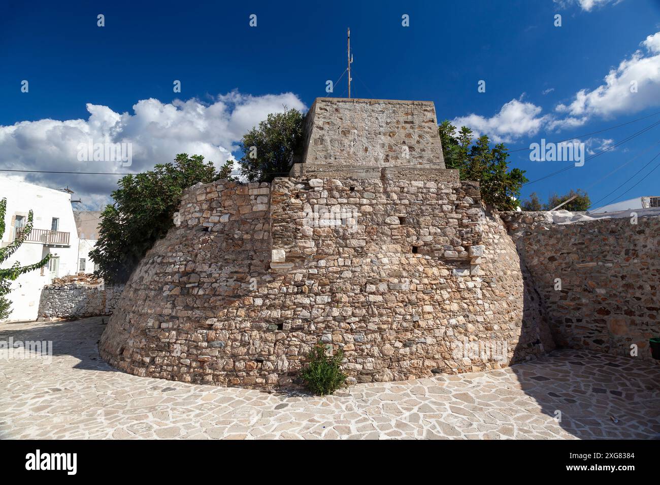 Fortification en pierre dans le district de Kastro sur l'île d'Antiparos, en Grèce, mettant en valeur la riche histoire et le patrimoine architectural de l'île sous un ciel bleu. Banque D'Images