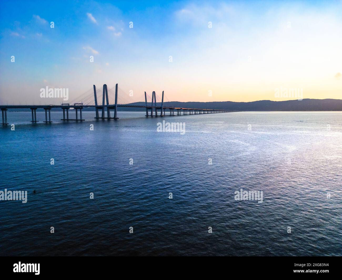 Mario Cuomo Bridge, anciennement connu sous le nom de pont Tappan Zee dans le comté de Westchester dans l'État de New York vu au coucher du soleil sur le fleuve Hudson. Banque D'Images