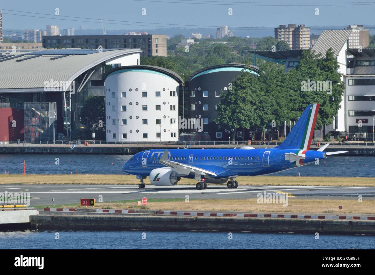 ITA Airways Airbus A220-100 I-ADVB se prépare au décollage de l'aéroport London City à l'est de Londres Banque D'Images