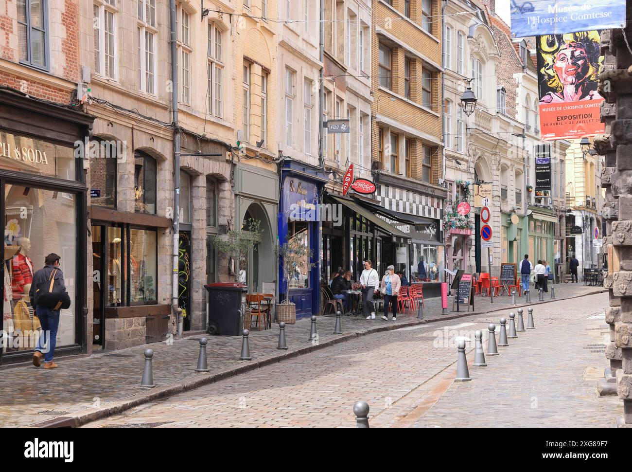 Galeries d'art, cafés et boutiques dans la vieille ville de Lille, rue de la monnaie, dans le nord de la France. Banque D'Images