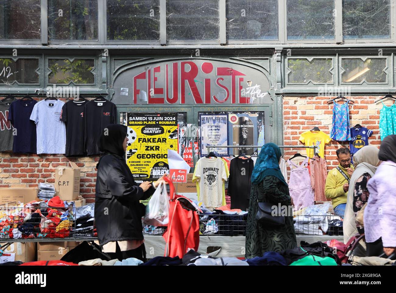 Marché aux puces dynamique de Wazeemes dans le quartier ethniquement mixte de Lille, avec une saveur arabe, dans le nord de la France. Banque D'Images
