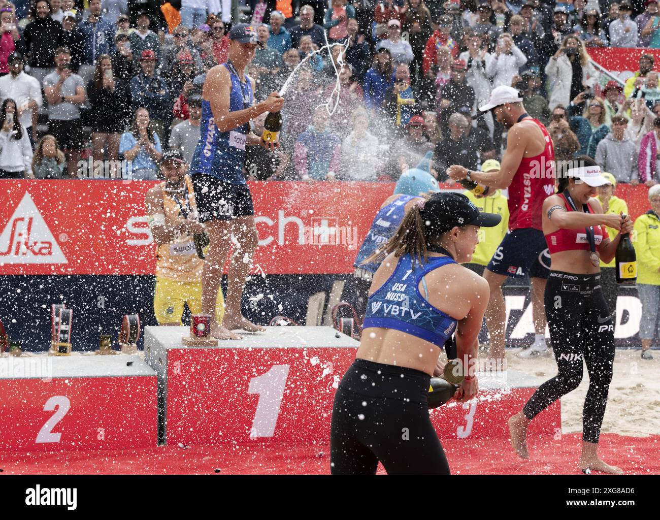 Gstaad Suisse, 07/2024 : cérémonie du podium lors du Swatch Beach Pro Gstaad 2024, Roy Emerson Arena à Gstaad. Lors du Swatch Beach volley, match de Beach volley à Gstaad, Suisse, 07 juillet 2024 Banque D'Images