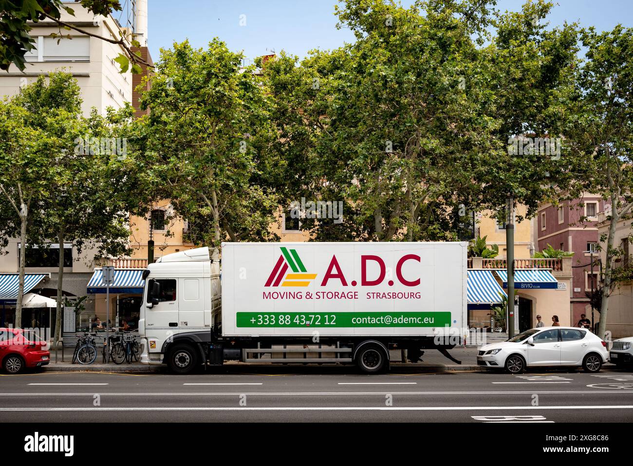 Un camion de déménagement de la région Alsace (France) est vu stationné sur une avenue du quartier maritime de la Barceloneta à Barcelone, Espagne. Banque D'Images