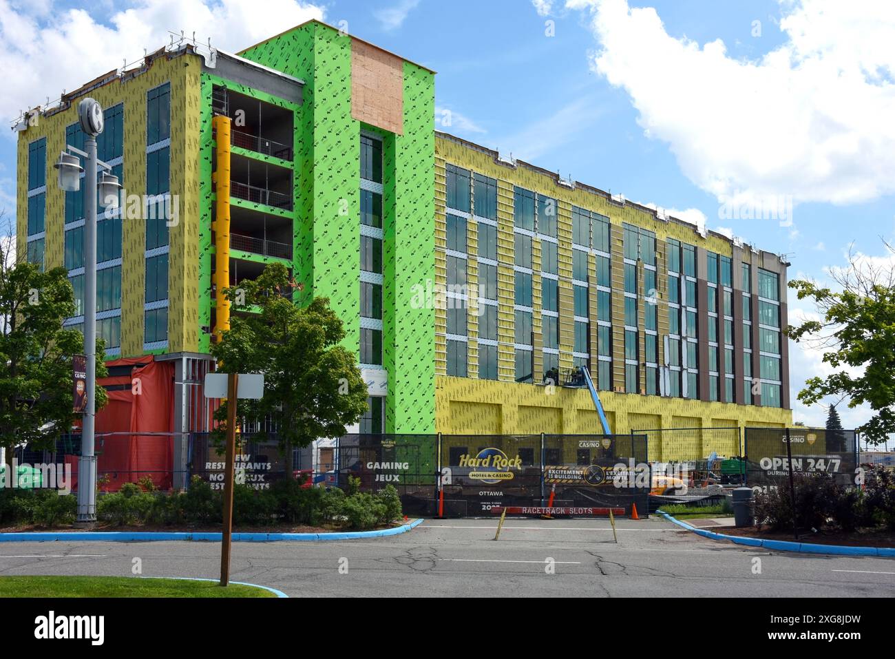 Ottawa, Canada - 5 juillet 2024 : bâtiment en construction au Rideau Carlton Raceway, un complexe de courses et de jeux de hasard Standardbred sur Albion Banque D'Images