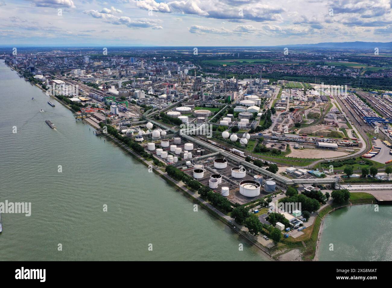 7.7.2024 Der Chemieriese Das BASF Stammwerk in Ludwigshafen am Rhein. DAS Hauptwerk des Chemiekonzerns ist auf einer Fläche von 10 Quadratkilomtern das größte zusammenhängende Chemieareal der Welt. Ludwigshafen am Rhein BASF Rheinland Pfalz Deutschland *** 7 7 2024 L'usine principale du géant chimique BASFS à Ludwigshafen am Rhein L'usine principale du groupe chimique est le plus grand site chimique contigu au monde, couvrant une superficie de 10 kilomètres carrés Ludwigshafen am Rhein BASF Rhénanie-Palatinat Allemagne Banque D'Images