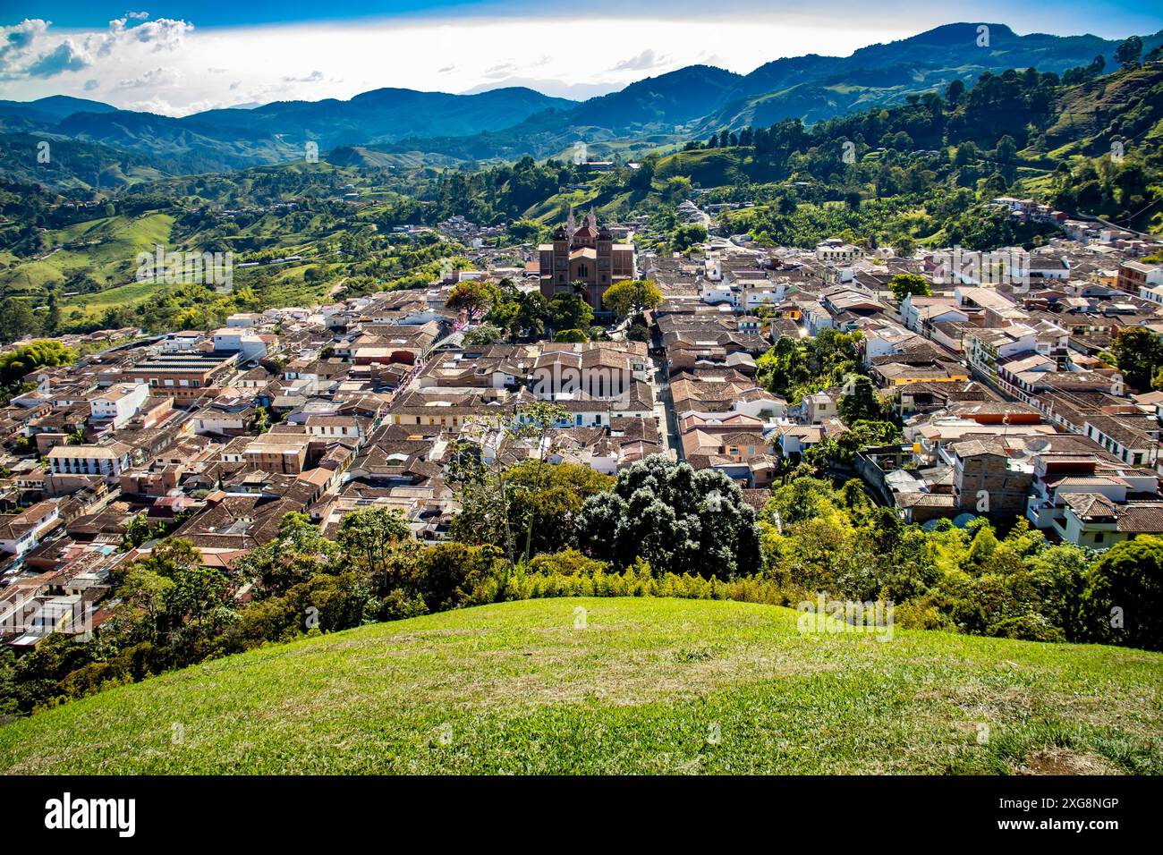 Vue sur la belle ville patrimoniale de Jerico dans le département d'Antioquia. Ville natale de la Sainte mère Laura Montoya. Cathédrale notre-Dame de Las Banque D'Images