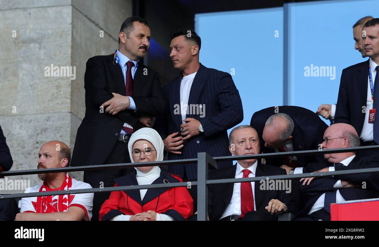 BERLIN, ALLEMAGNE - 06 JUILLET : Recep Tayyip Erdogan Président de TŸrkiye et Mesut …zil lors du match de quart de finale de l'UEFA EURO 2024 entre les pays-Bas et TŸrkiye à l'Olympiastadion le 06 juillet 2024 à Berlin, Allemagne. © diebilderwelt / Alamy Stock Banque D'Images