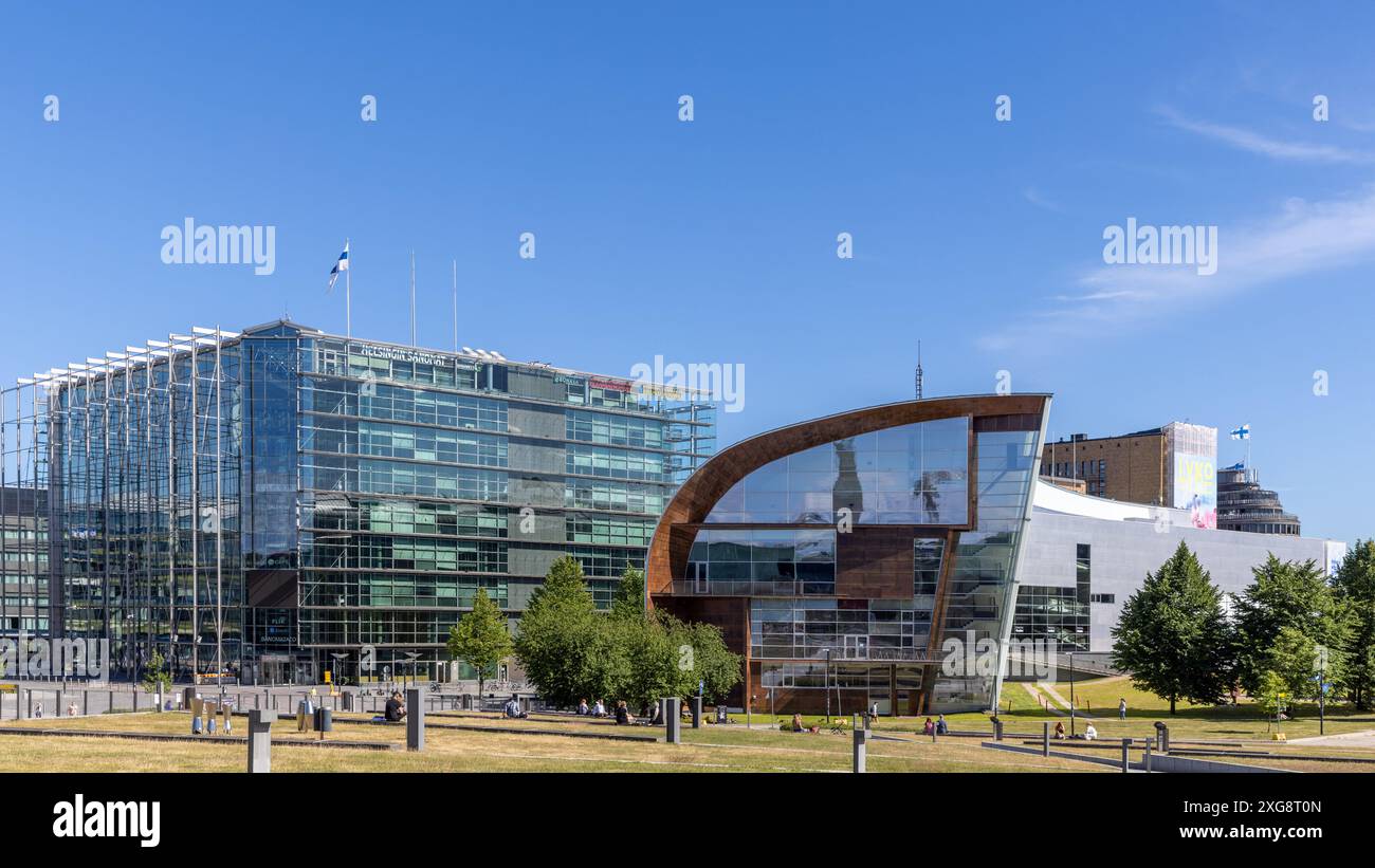 Musée d'art moderne d'Helsinki et les personnes occasionnelles lors d'une chaude journée d'été Banque D'Images