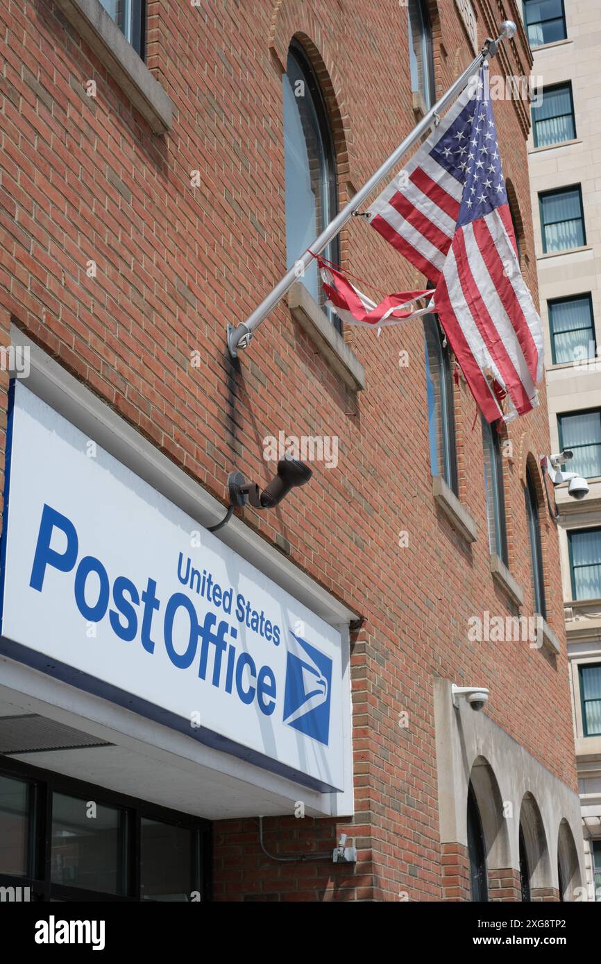 Bureau de poste du service postal des États-Unis, avec panneau et drapeau américain, dans le centre-ville de Flint Michigan USA Banque D'Images