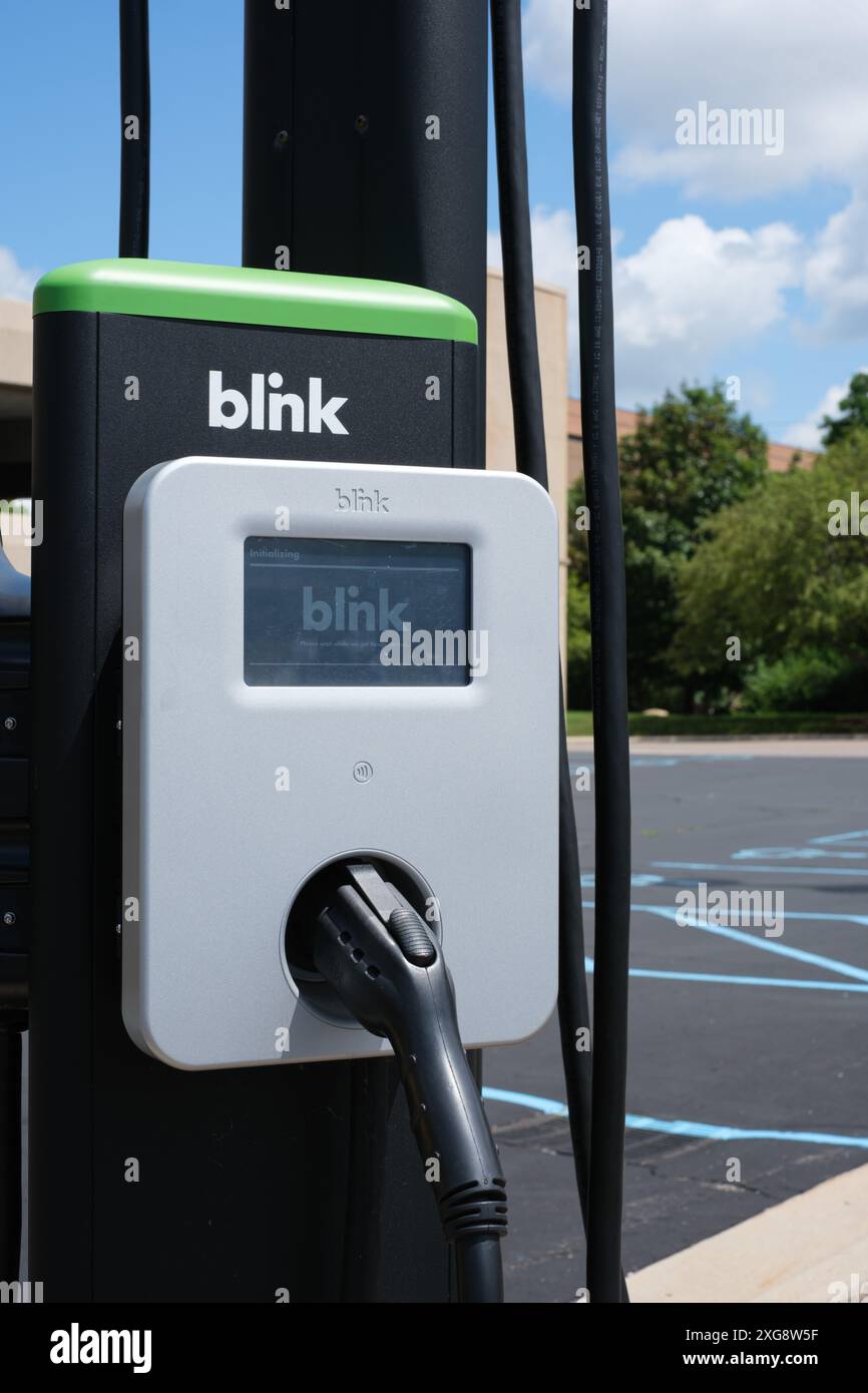 Clignotant chargeur de véhicule électrique public dans un parking à Flint Michigan USA Banque D'Images Clignotant chargeur de véhicule électrique public dans un parking à Flint Michigan USA Banque D'Images