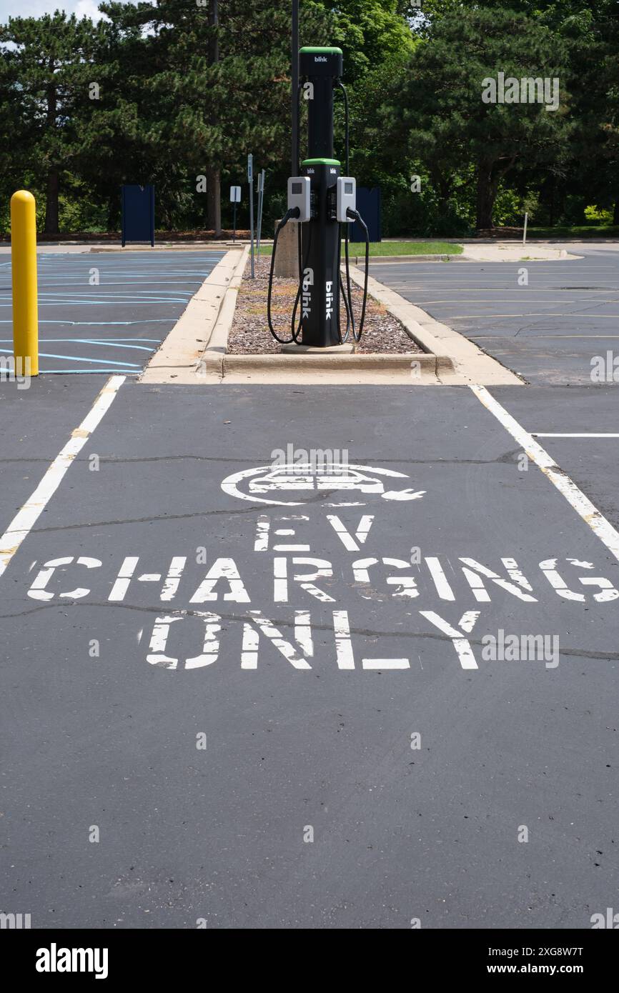 Blink borne de recharge de véhicule électrique dans un parking à Flint Michigan USA Banque D'Images Blink borne de recharge de véhicule électrique dans un parking à Flint Michigan USA Banque D'Images