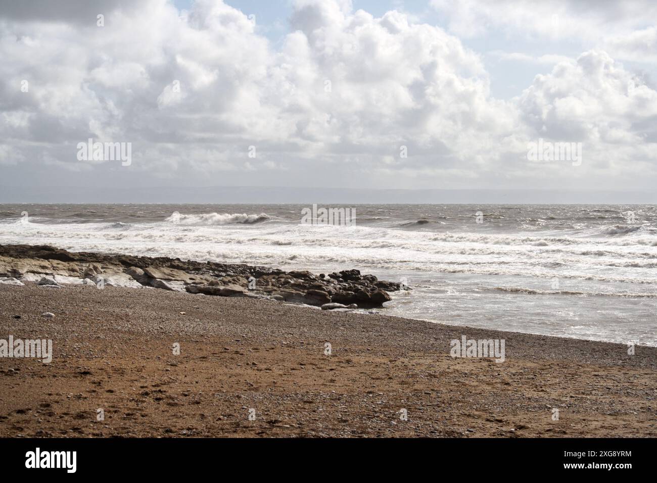 Côte britannique plage tranquille à Ogmore by Sea Wales UK, côte galloise, côte galloise, côte galloise vue panoramique paisible sur la plage et le paysage du ciel Banque D'Images