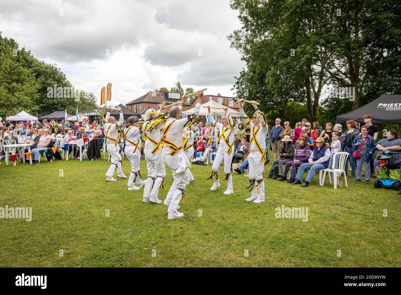 Comte de Stamford Morris danseurs se produisant au Stockton Heath Festival en 2024 Banque D'Images