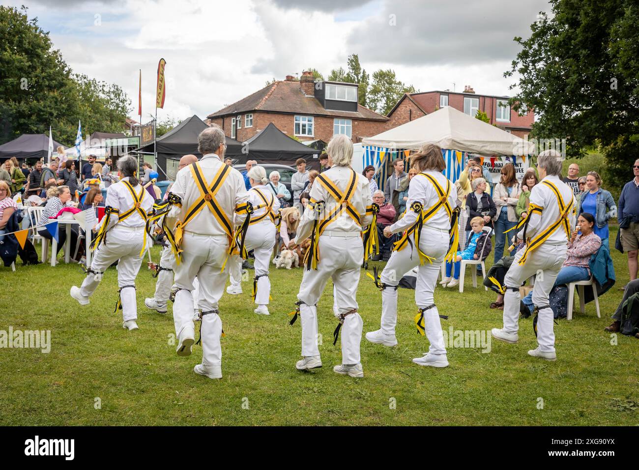 Comte de Stamford Morris danseurs se produisant au Stockton Heath Festival en 2024 Banque D'Images