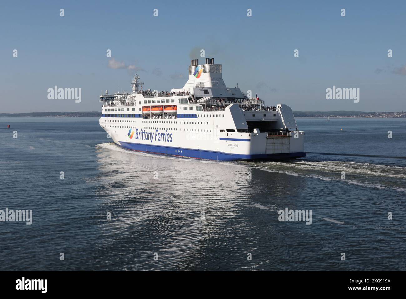 Le Brittany Ferries roule sur le ferry de passagers et de véhicules MV NORMANDIE quitte le port pour commencer son voyage à travers la Manche Banque D'Images