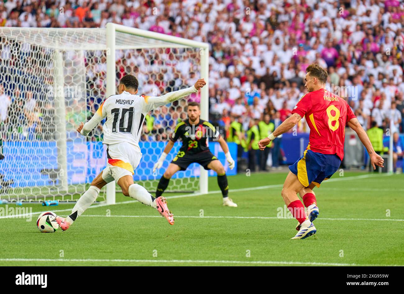 Stuttgart, Allemagne. 05 juillet 2024. Jamal Musiala, DFB 10 Competition for the ball, Tackling, duel, header, zweikampf, action, combat contre Unai Simon, ESP 23 Fabian Ruiz, ESP 8 dans le match quart de finale ALLEMAGNE - ESPAGNE 1-2 N.V. des Championnats d'Europe de l'UEFA 2024 le 5 juillet 2024 à Stuttgart, Allemagne. Photographe : ddp images/STAR-images crédit : ddp Media GmbH/Alamy Live News Banque D'Images