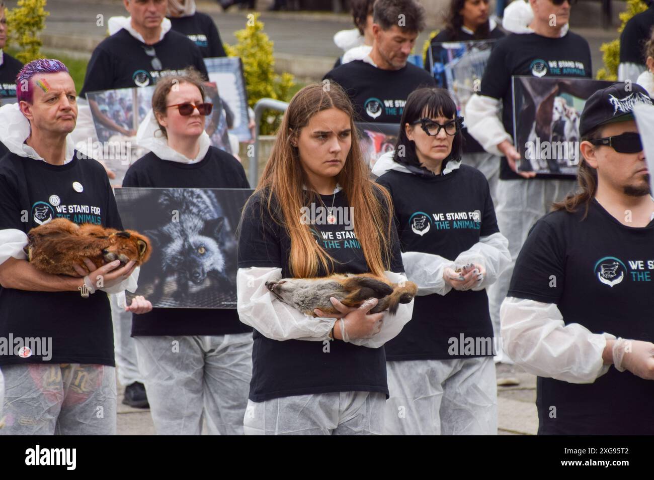 Londres, Royaume-Uni. 07 juillet 2024. Les activistes tiennent des animaux morts et des photos d'animaux pendant le mémorial We Stand for the Animals. Des militants des droits des animaux se sont réunis à Marble Arch avec des photos d'animaux exploités et de vrais animaux morts. L'événement annuel est un mémorial pour les milliards d'animaux tués, maltraités et exploités par les humains pour la nourriture, la mode, la chasse, les zoos, les expériences, et tous les autres domaines de l'activité humaine. (Photo de Vuk Valcic/SOPA images/SIPA USA) crédit : SIPA USA/Alamy Live News Banque D'Images