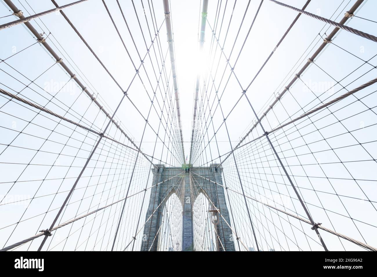 Vue grand angle du pont de Brooklyn à New York. Cette perspective spectaculaire met en valeur la grandeur architecturale du pont emblématique, Highligh Banque D'Images