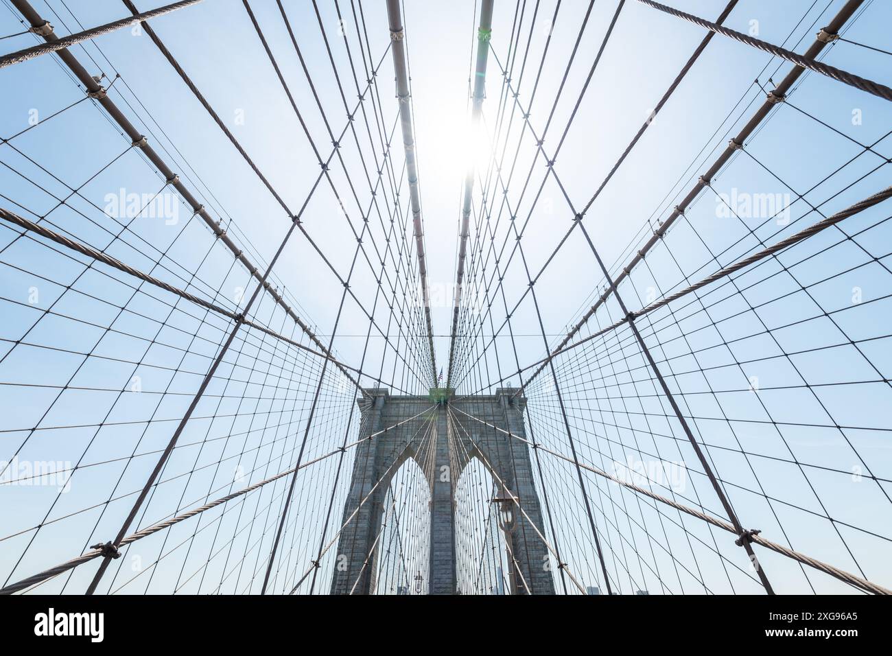Vue grand angle du pont de Brooklyn à New York. Cette perspective spectaculaire met en valeur la grandeur architecturale du pont emblématique, Highligh Banque D'Images
