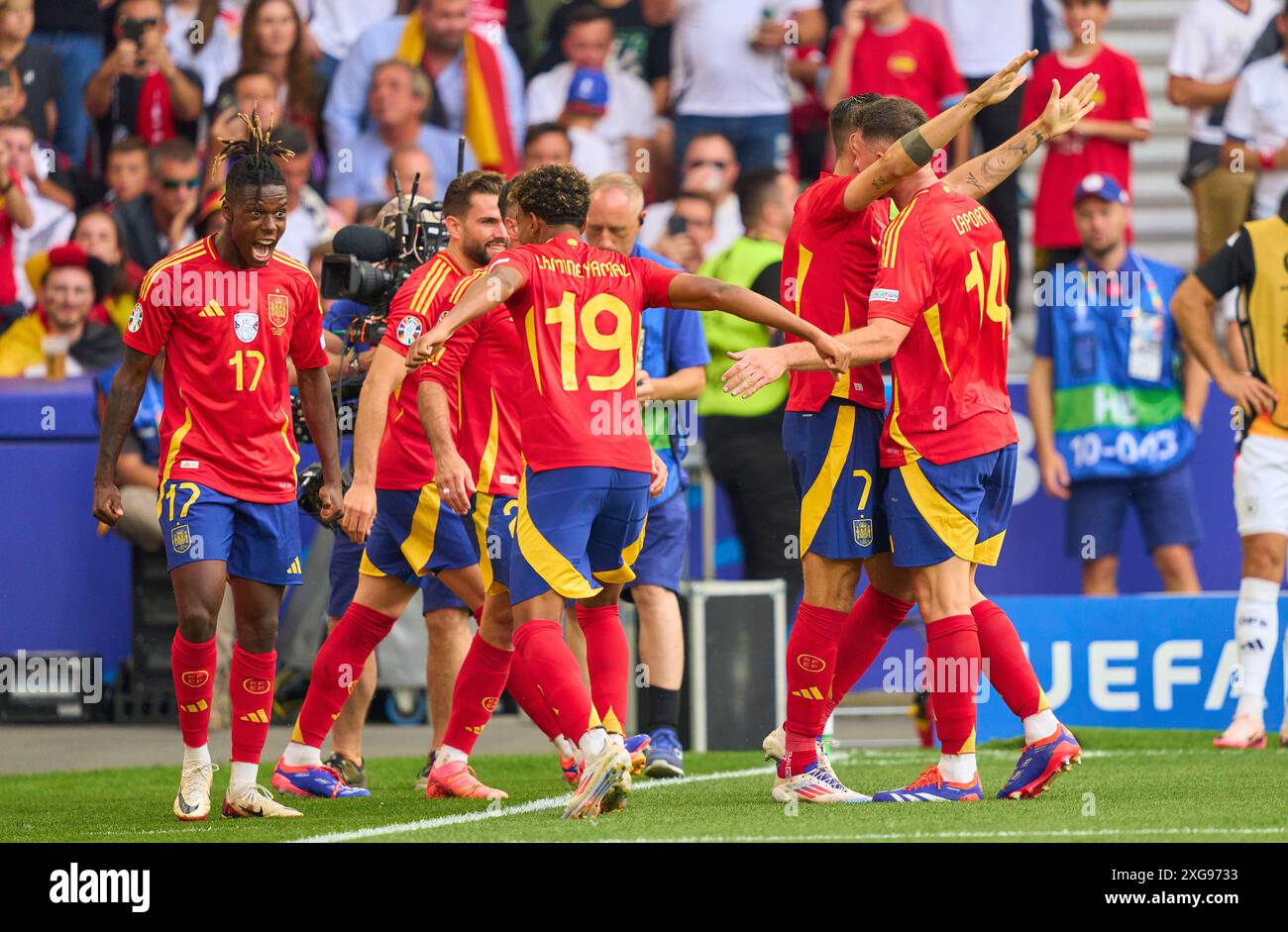 Dani Olmo, ESP 10 célèbre le but 0-1, heureux, rire, célébration, avec Nico Williams, ESP 17 Dani Carvajal, ESP 2 Alvaro Morata, ESP 7 Lamine Yamal, ESP 19 dans le match quart de finale ALLEMAGNE - ESPAGNE 1-2 N.V. des Championnats d'Europe de l'UEFA 2024 le 5 juillet 2024 à Stuttgart, Allemagne. Photographe : Peter Schatz Banque D'Images