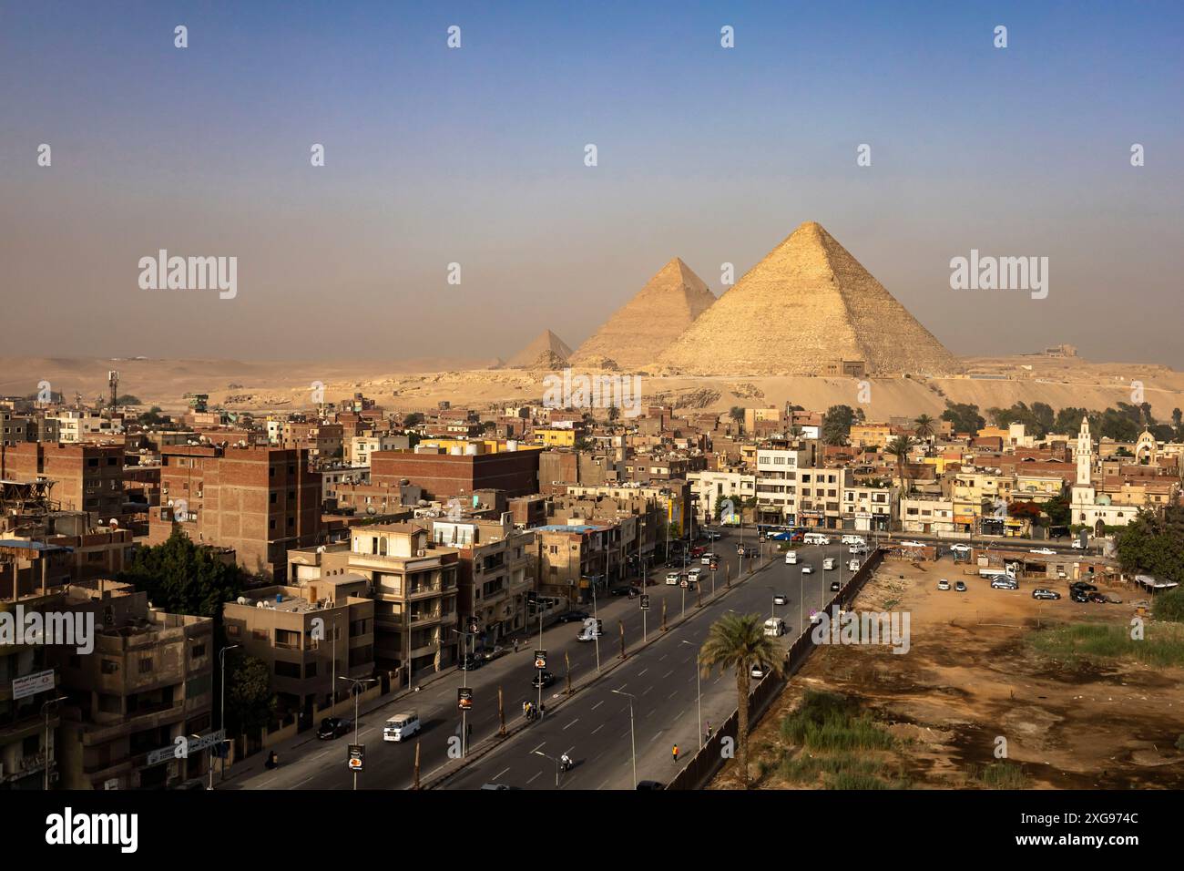 Les grandes pyramides de Gizeh, tôt le matin, vue de lueur matinale depuis un bâtiment, Gizeh, le Caire, Egypte, Afrique du Nord, Afrique Banque D'Images