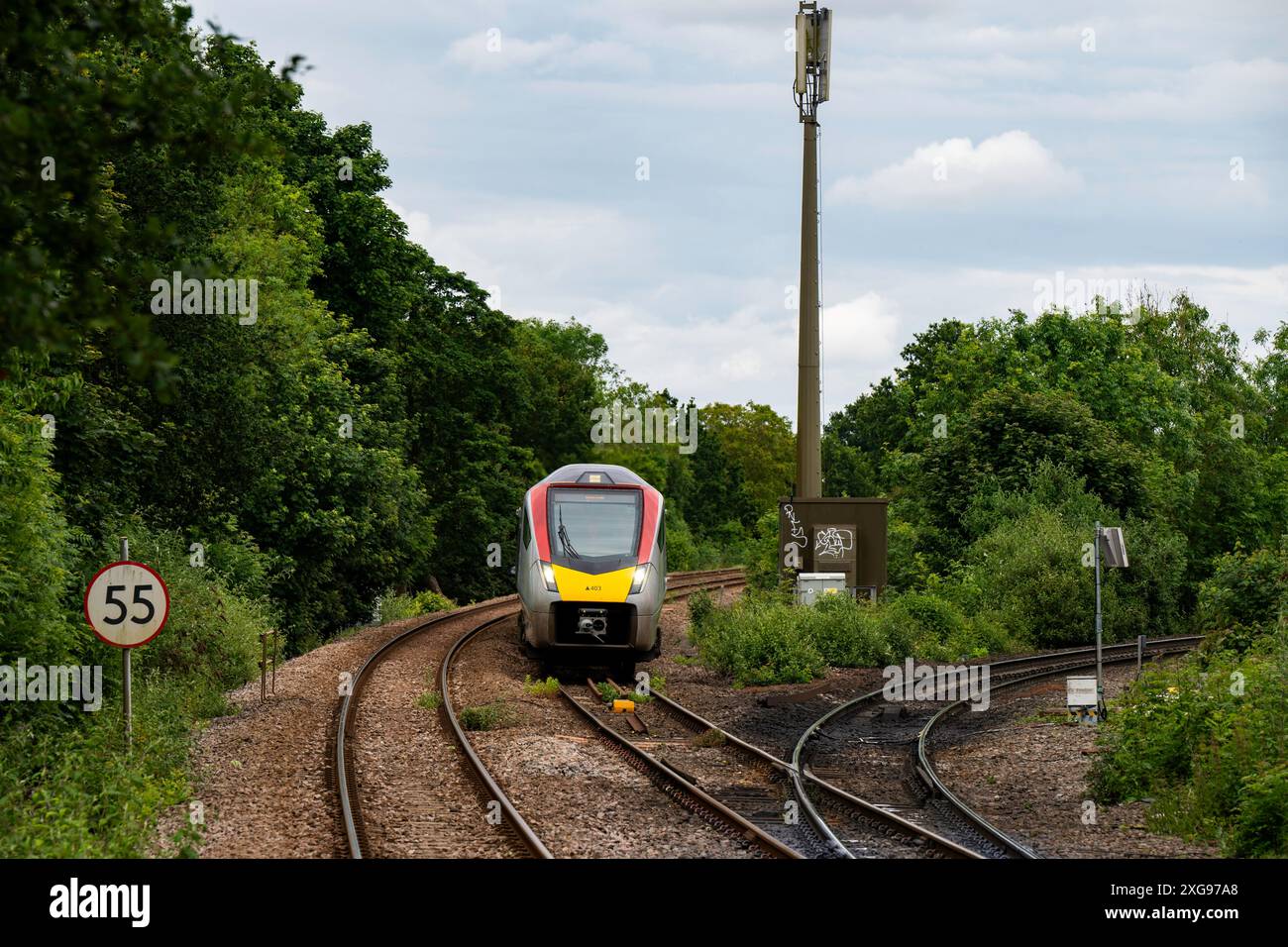 Train de voyageurs approchant de la jonction de l'embranchement Felixstowe sur la ligne East Suffolk entre Lowestoft et Ipswich Banque D'Images