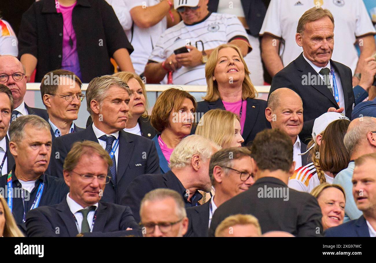 Hans-Joachim Watzke, Managing Director BVB , membre DFB-Präsidium, vice-président DFB, Olaf Scholz, Bundeskanzler Deutschland mit Ehefrau Britta Ernst Karl Lauterbach, BundesgesundheitsMinister dans le match de quart de finale ALLEMAGNE - ESPAGNE 1-2 N.V. des Championnats d'Europe de l'UEFA 2024 le 5 juillet 2024 à Stuttgart, Allemagne. Photographe : Peter Schatz Banque D'Images