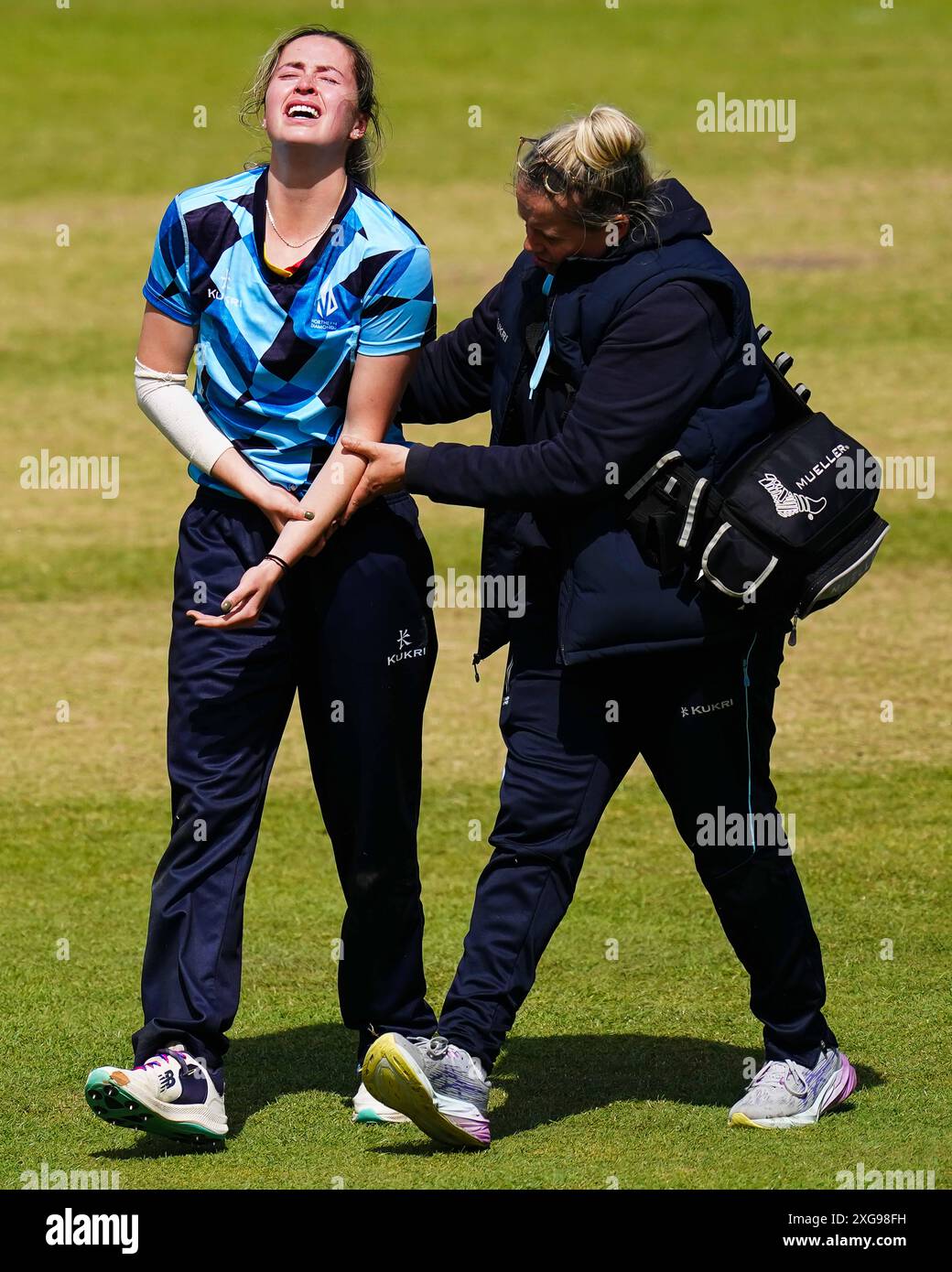 Cheltenham, Royaume-Uni, 7 juillet 2024. Rachel Slater de Northern Diamonds est aidée à quitter le terrain après avoir été blessée lors du match Rachael Heyhoe Flint Trophy entre Western Storm et Northern Diamonds. Crédit : Robbie Stephenson/Western Storm/Alamy Live News Banque D'Images