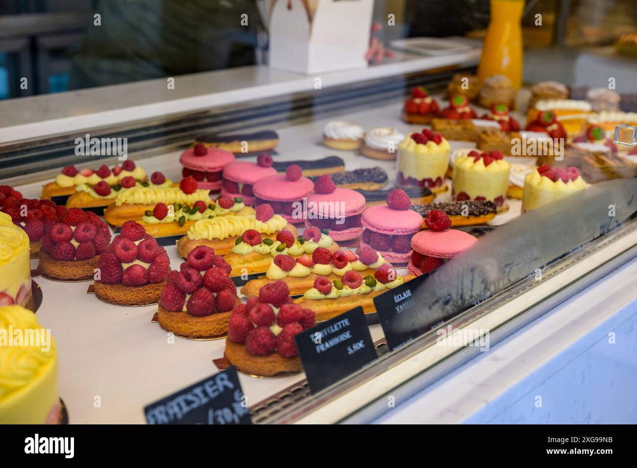 Pâtisseries françaises exposées dans un café à Paris Banque D'Images