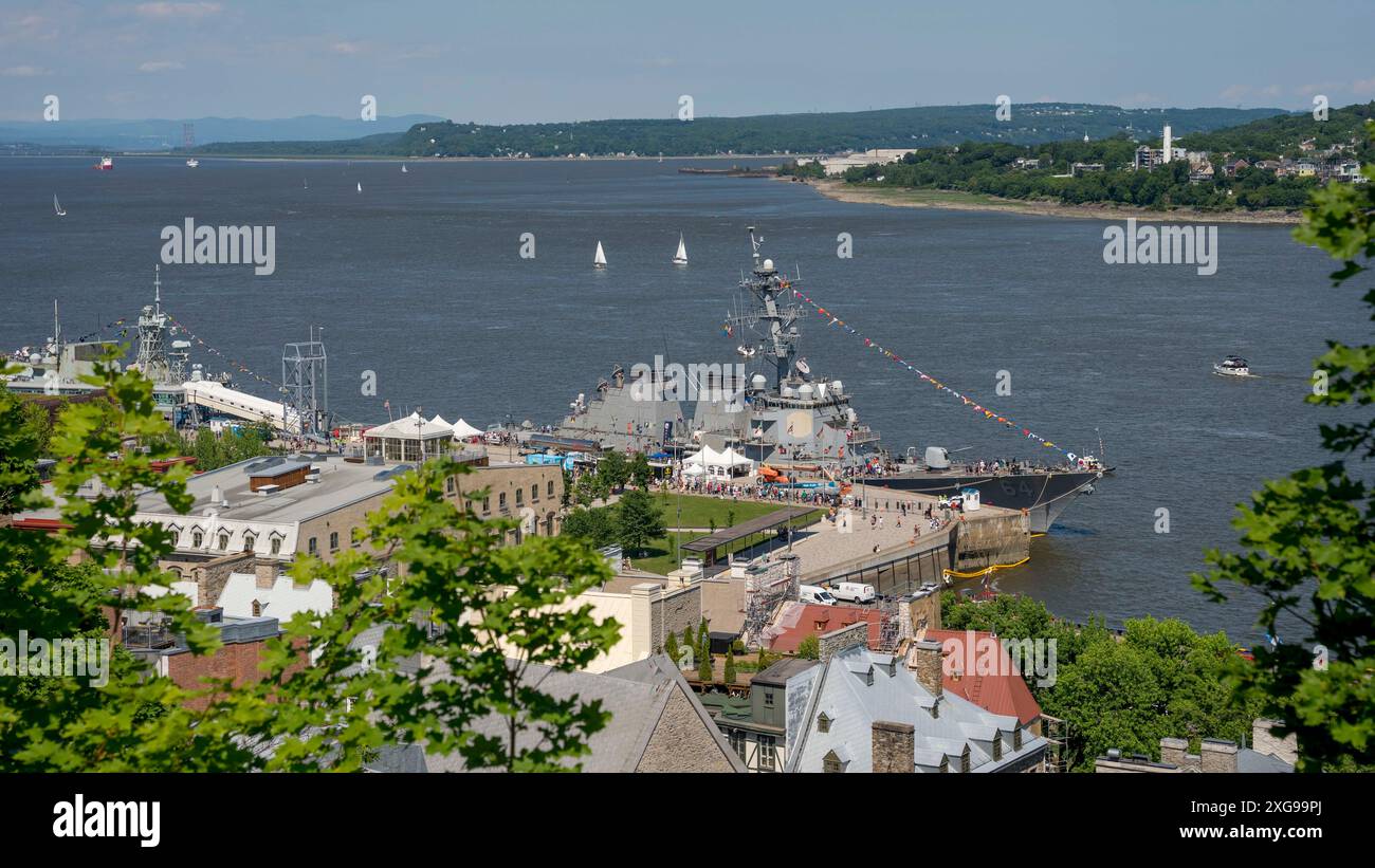 Le destroyer à missiles guidés de classe Arleigh Burke USS Carney (DDG 64) est installé à pierside à Québec (Québec), le 5 juillet, pour le rendez-vous naval de Québec (RVNQ) 2024. Lancé en 2008, le RVNQ vise à accueillir des marins canadiens et étrangers à Québec afin de créer des occasions d’interaction entre eux et le public dans un environnement très festif. (Photo de l'US Navy par le spécialiste des communications de masse 2nd Class Anderson W. Branch) Banque D'Images