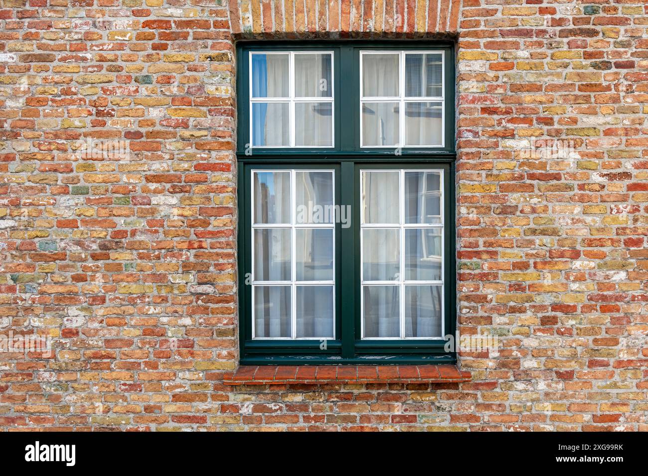 Fenêtre de façade murale en briques vintage, Bruges, Belgique. Banque D'Images