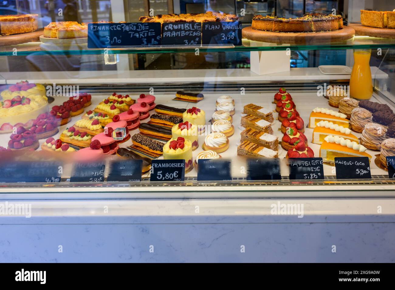 Pâtisseries françaises exposées dans un café à Paris Banque D'Images